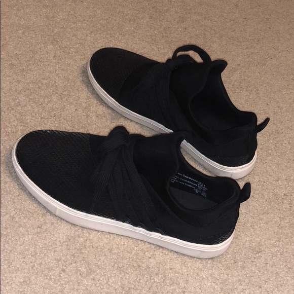 black sneakers - Picture 1 of 2